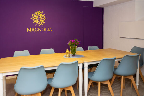 Magnolia, Meditation & Achtsamkeit, Julia Mauroschek - Tische im Meditationsstudio