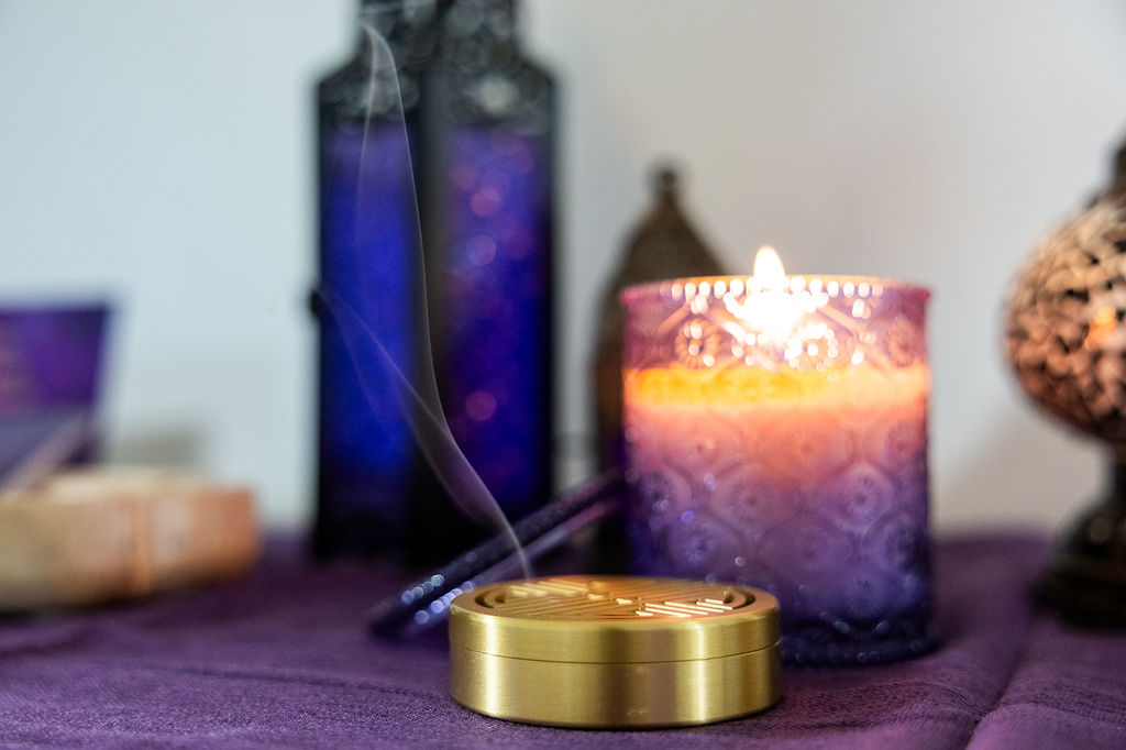 Magnolia, Meditation & Achtsamkeit, Julia Mauroschek - eine Kerze in violettem Glas, die brennt