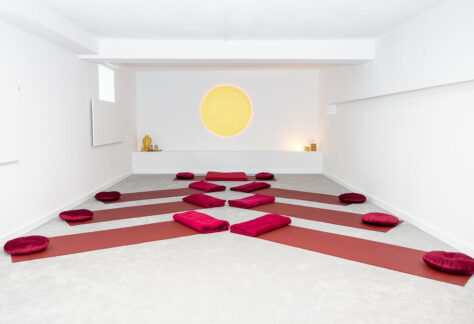 Magnolia, Meditation & Achtsamkeit, Julia Mauroschek - ein weißer Raum mit roten Yogamatten